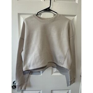 Vuori Top Womens Medium Sweatshirt Cropped Boxy Athleisure Cream Pullover Logo